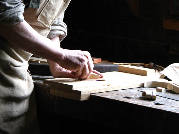Nacemos de la influencia y formación  heredada en el sector de la <strong>carpintería de madera y ebanistería  en Sierra de Fuentes.</strong>